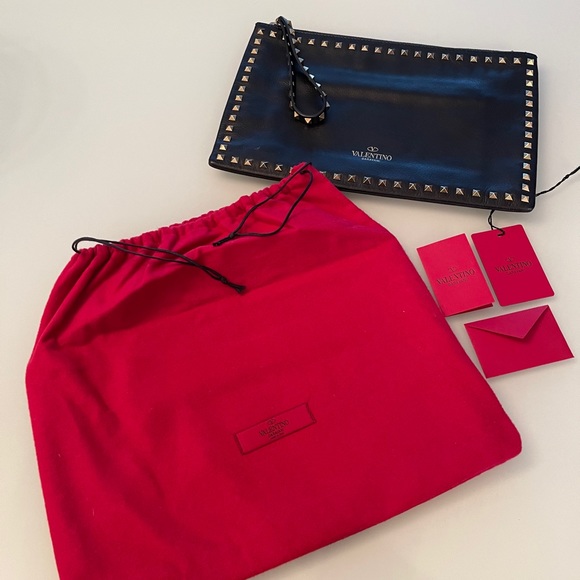 SOLD ❌Valentino Rockstud clutch w. gold hardware - Large - Picture 9 of 10